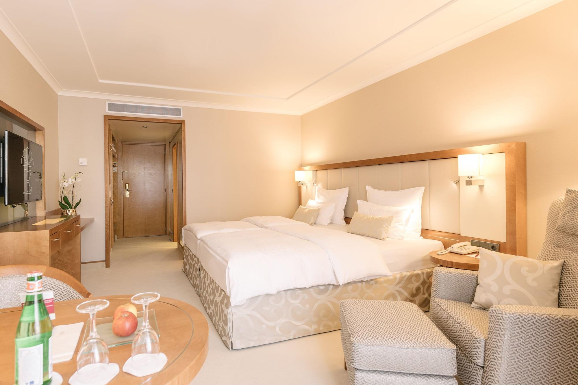Grand Elysee Hamburg Exterior photo A room at the hotel