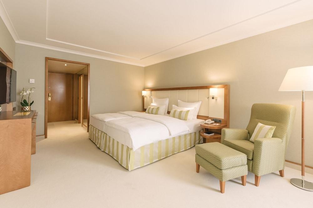 Grand Elysee Hamburg Exterior photo A room at the Hotel de la Post