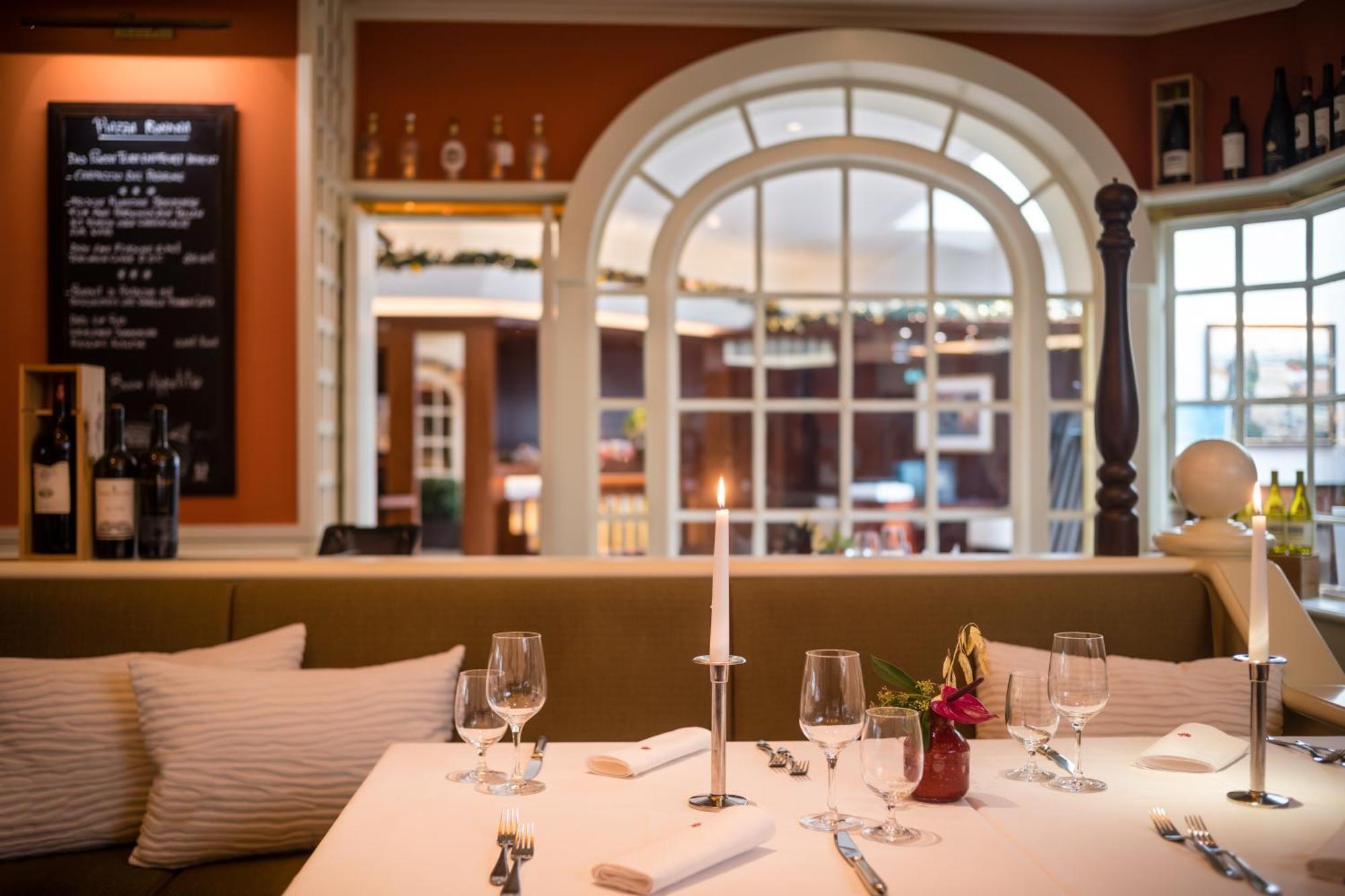 Grand Elysee Hamburg Exterior photo Restaurant AOC