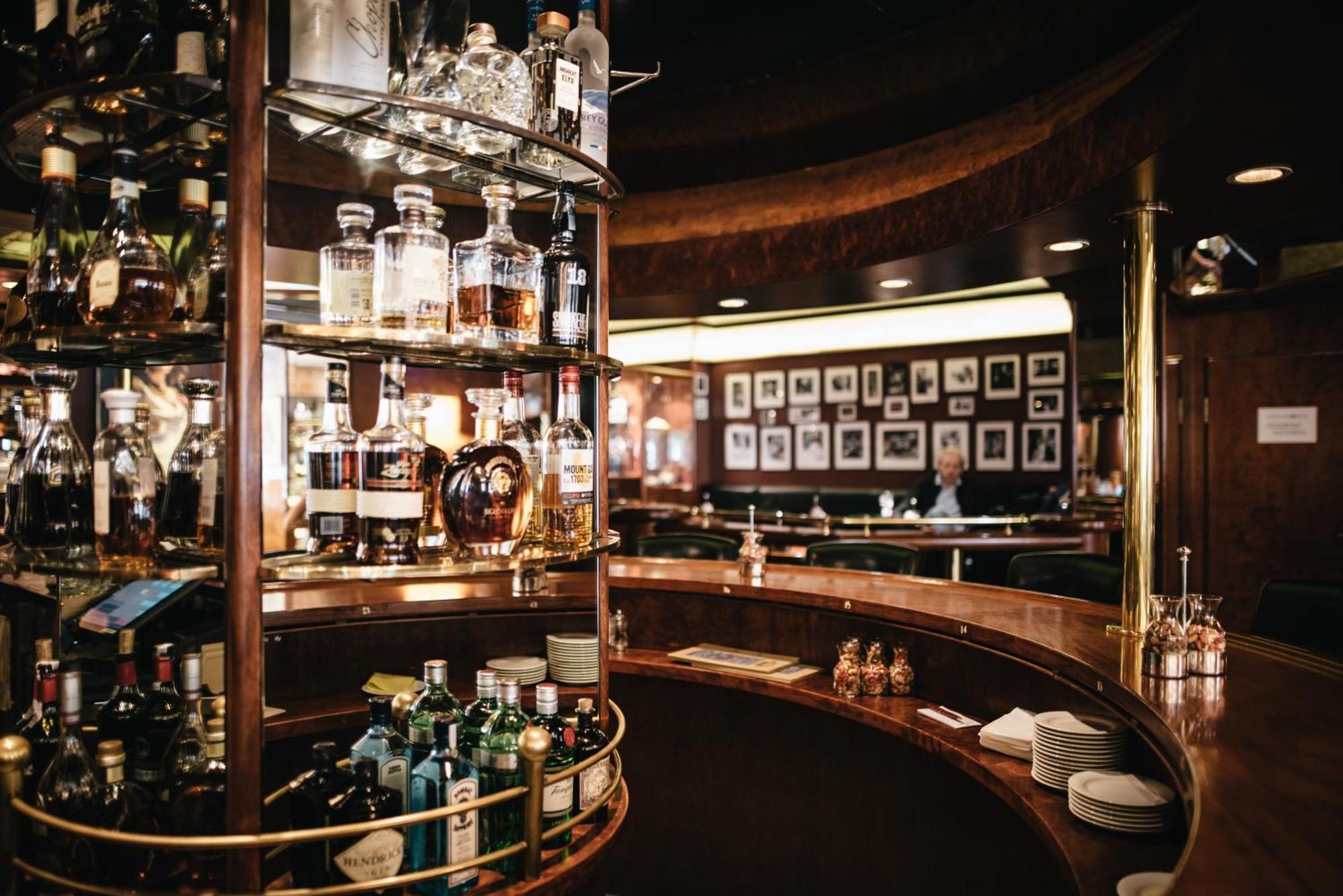Grand Elysee Hamburg Exterior photo The bar at the Savoy