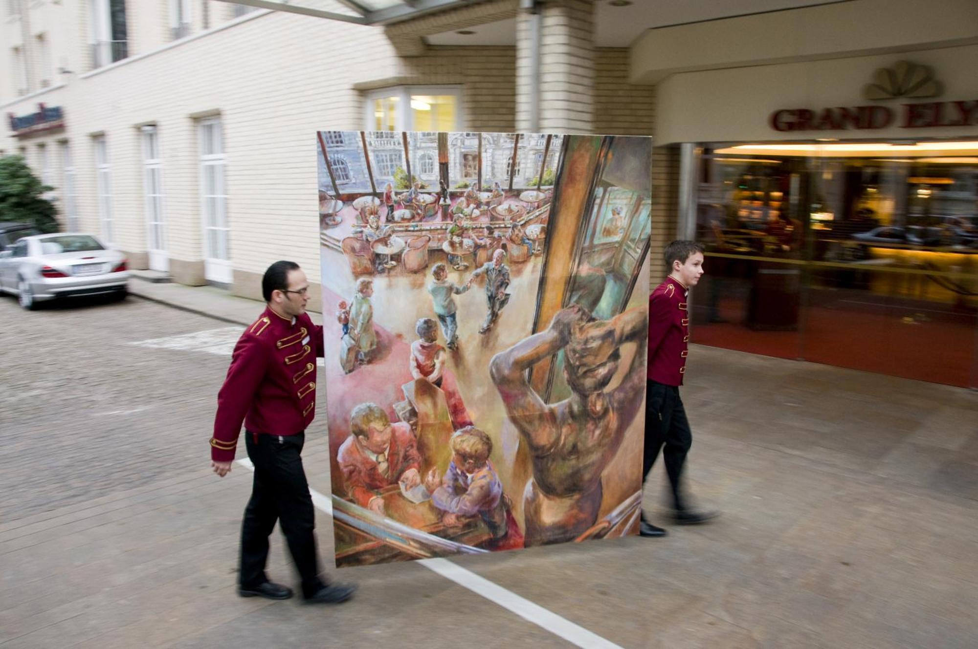 Grand Elysee Hamburg Exterior photo Two bellboys carrying a painting