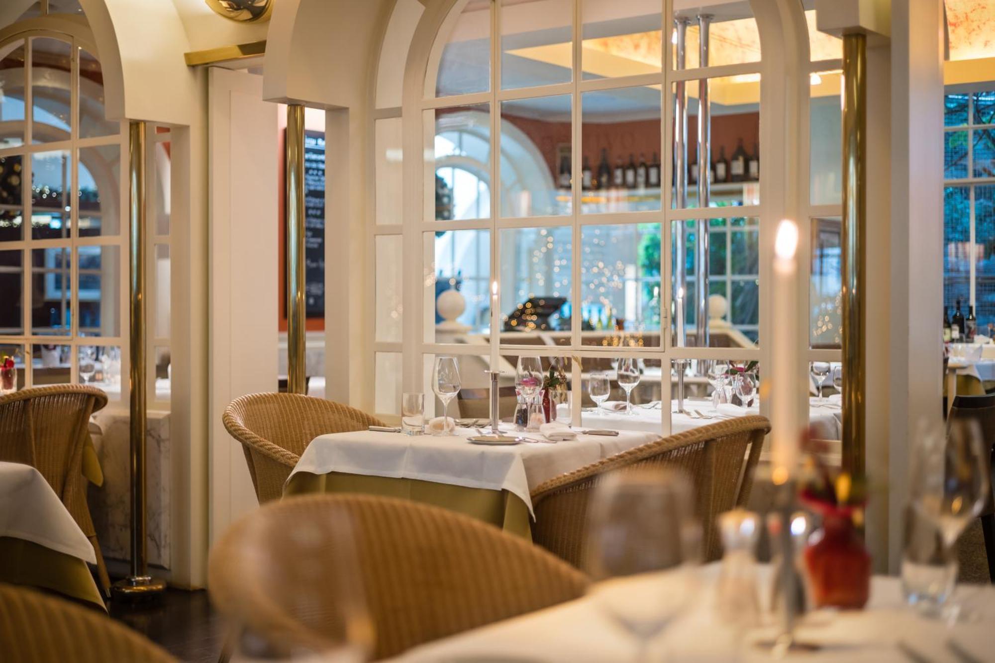 Grand Elysee Hamburg Exterior photo Restaurant