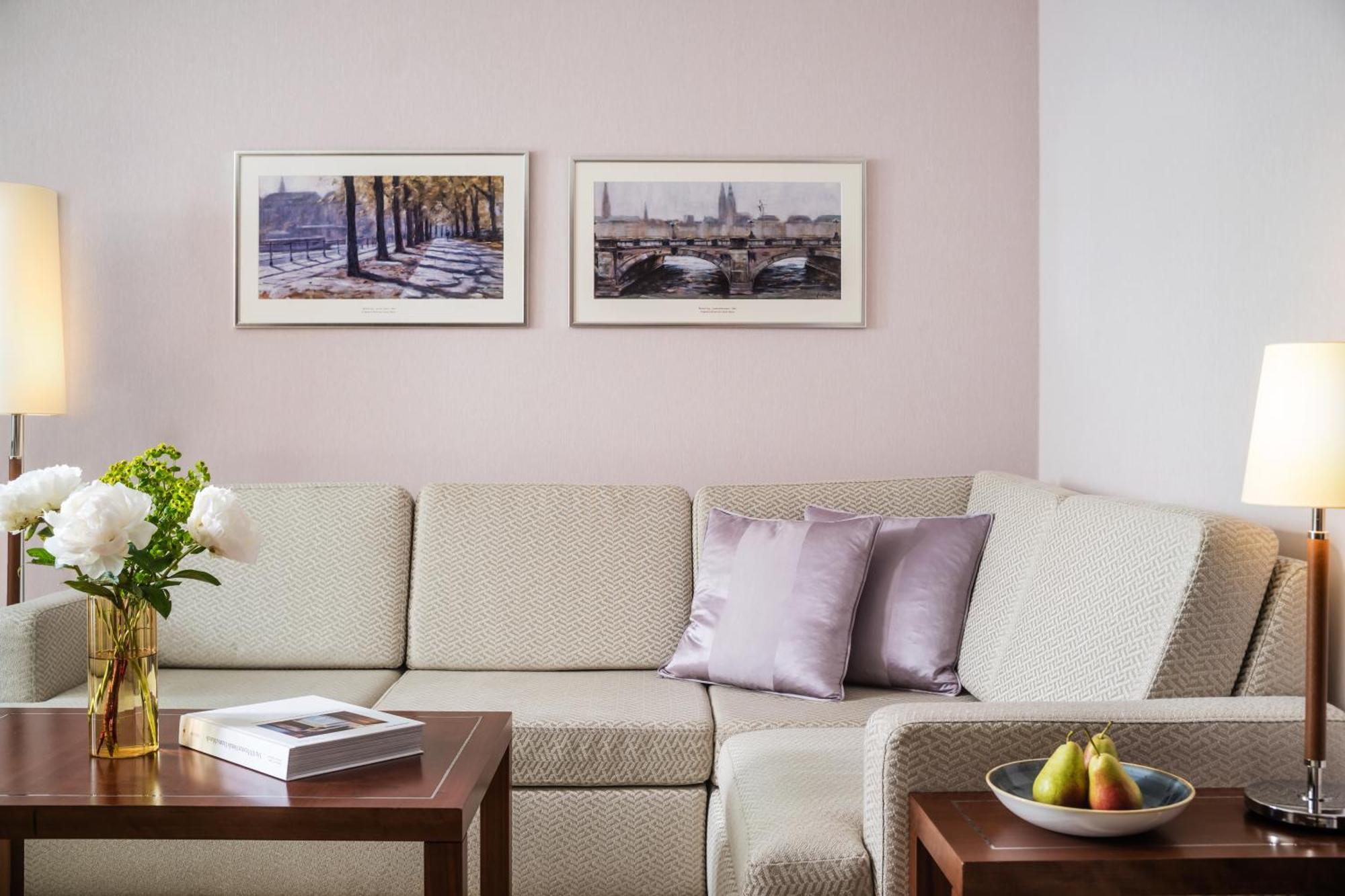Grand Elysee Hamburg Exterior photo A living room