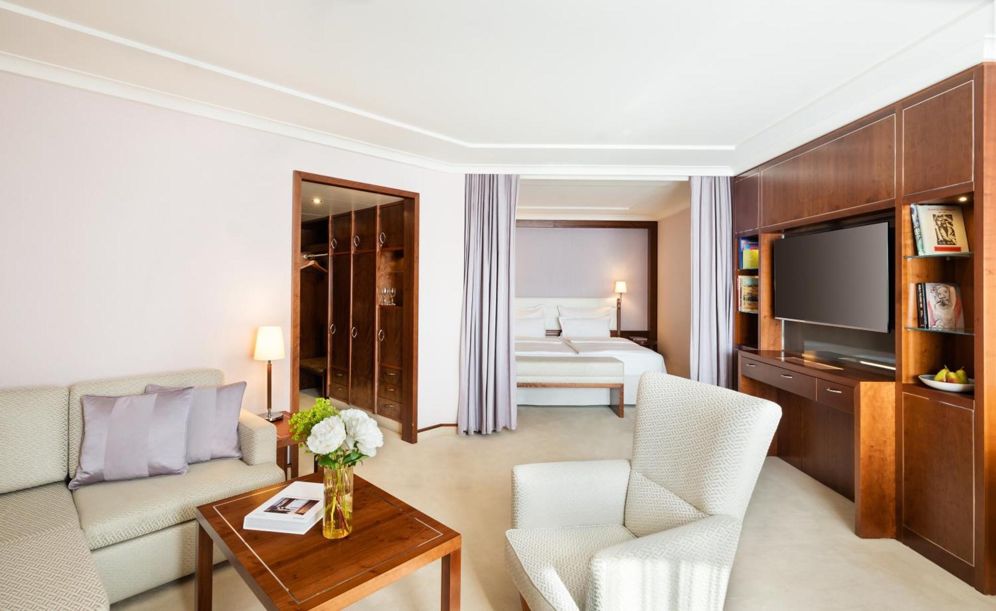 Grand Elysee Hamburg Exterior photo Suite