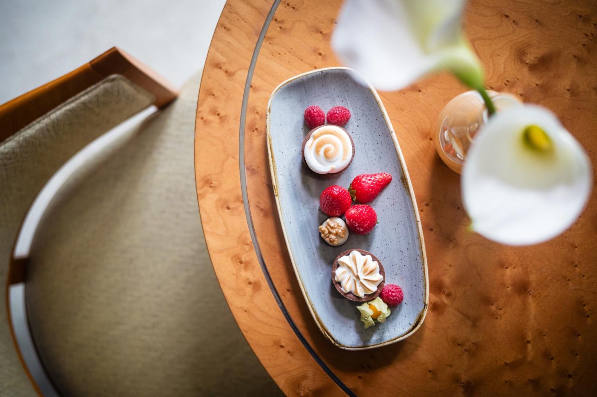 Grand Elysee Hamburg Exterior photo A dessert