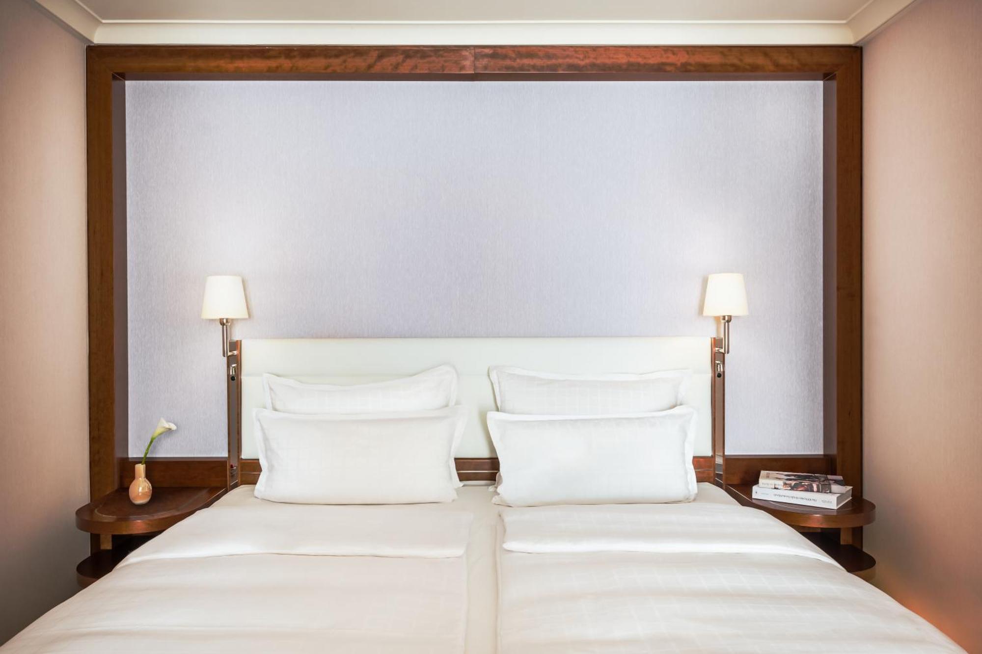 Grand Elysee Hamburg Exterior photo A bedroom at the hotel